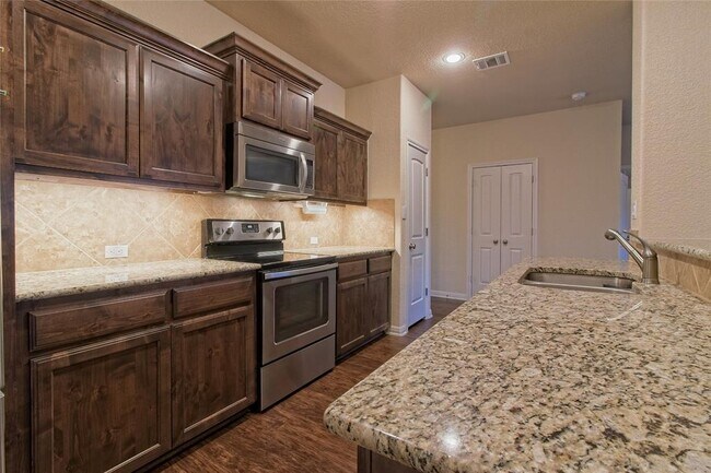 Building Photo - 713 Hedgewood Dr