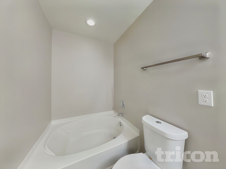 Building Photo - 8600 Old Potters Rd