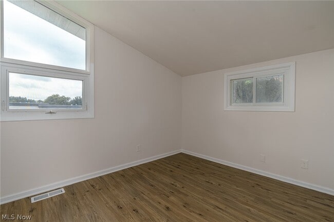 Building Photo - 9081 Royalton Rd
