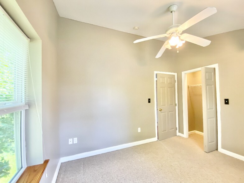 Building Photo - 1001 Bloom St