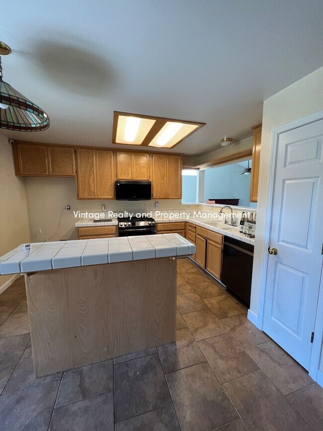 Building Photo - Ready To Go Top Of The Line 4 Bedroom Two ...