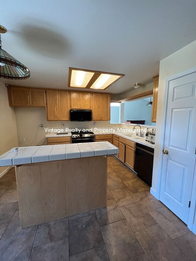 Building Photo - Ready To Go Top Of The Line 4 Bedroom Two Story Home!!!