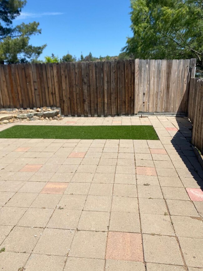 Building Photo - Louise