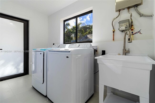 Building Photo - 5420 Lincoln St