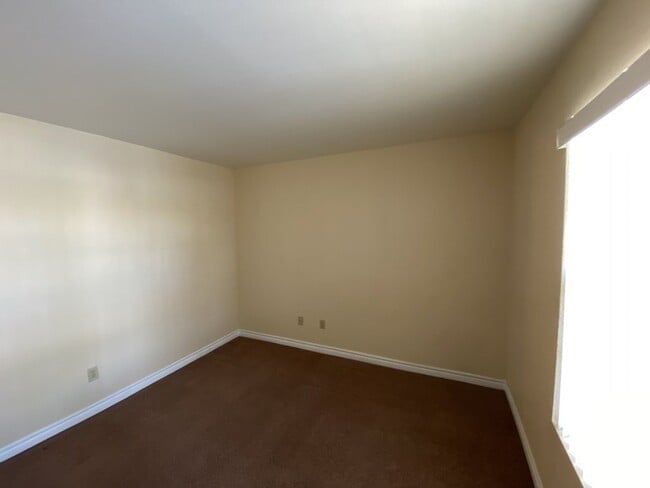 Building Photo - 3 Bedroom 2 bath condo located on second floor.