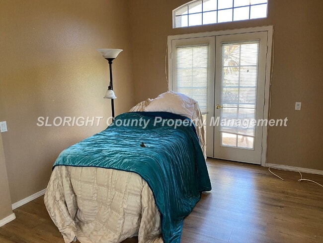 Building Photo - AVAILABLE AUGUST - Beautiful Large 2 Story Home - 5 Bedroom / 3 Bathroom