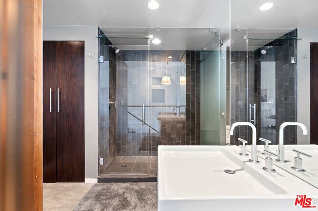 Building Photo - 4111 Sunset Blvd