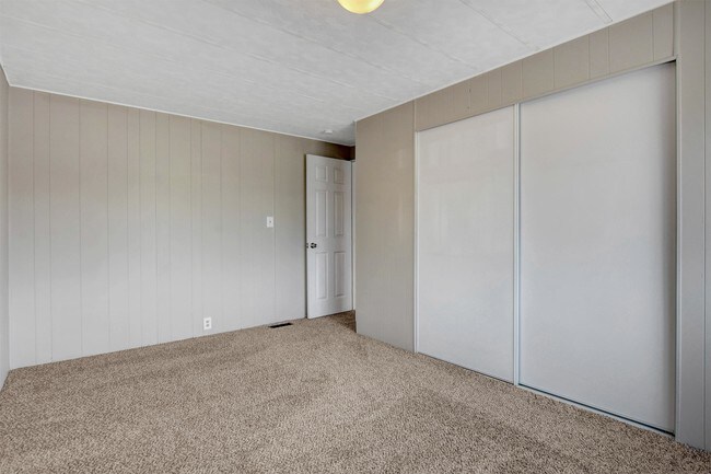 Building Photo - 136 Sir Thomas Dr