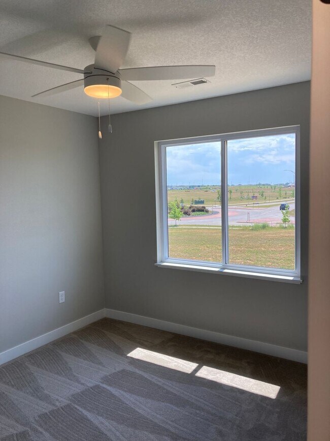 Building Photo - NO RENT UNTIL DECEMBER!