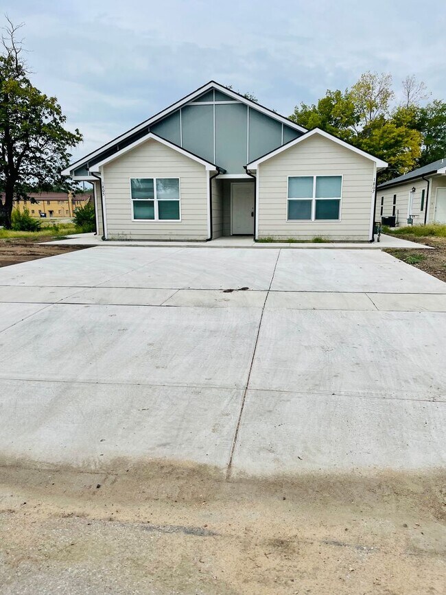 Primary Photo - Gorgeous Brand New Townhome $300 OFF FIRST...