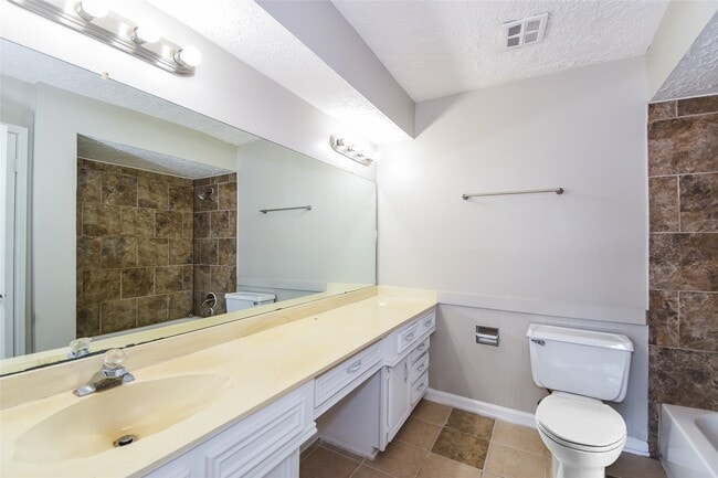 Building Photo - 2422 Hilton Head Dr