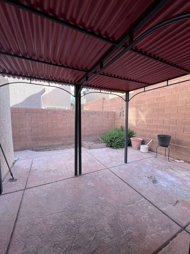 Building Photo - MOVE IN TODAY! 3 bed 2.5 bath home in the ...