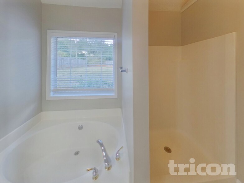 Building Photo - 122 Ivy Trce