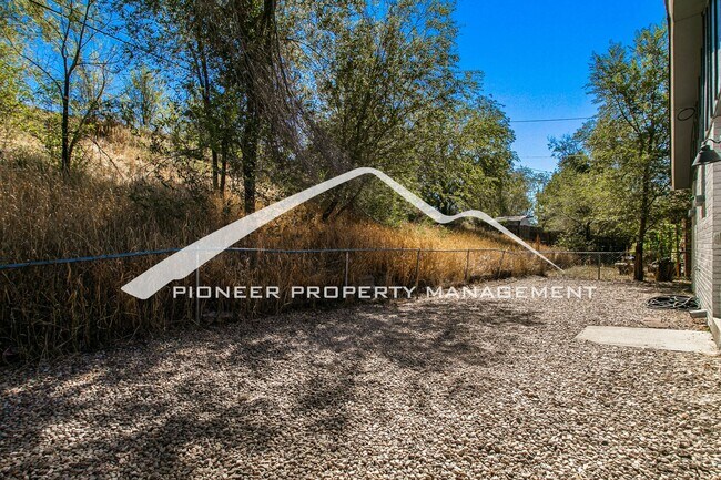 Building Photo - Spacious Half Duplex with Fenced Yard and Washer/Dryer