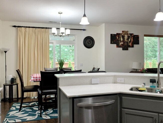 Building Photo - Remodeled Maple Woods Beauty