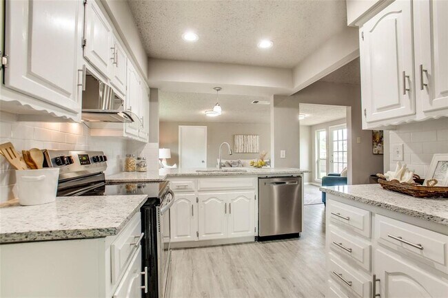Building Photo - 2205 Richbrook Dr
