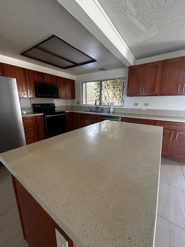 Building Photo - Available now -Mariner's Ridge 4 bedroom /...