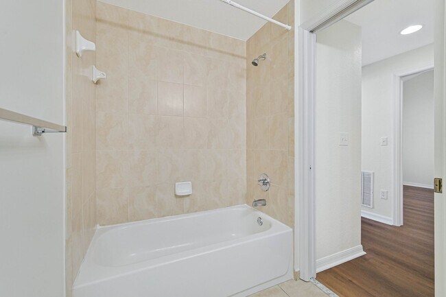 Building Photo - ~2 bed/2 bath UPDATED condo at The Cove on Six Mile