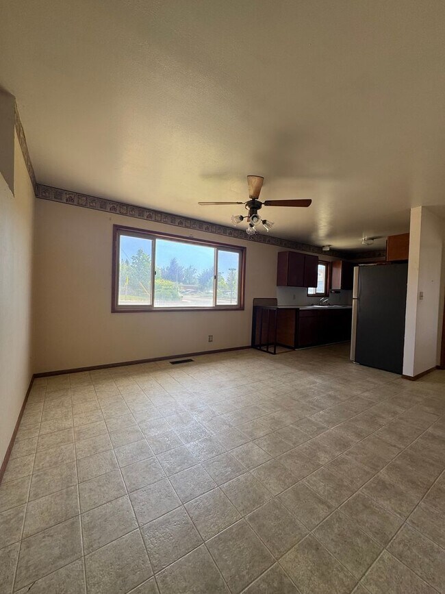 Building Photo - Spacious Home Near Hospital