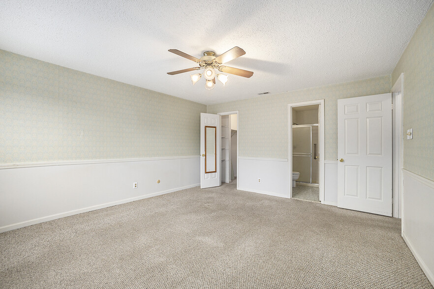 big bedroom - 50 Rittenhouse Ct