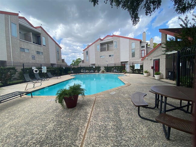 Building Photo - 10855 Meadowglen Ln