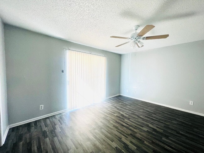 Building Photo - Move in Special - Close to Lackland AFB