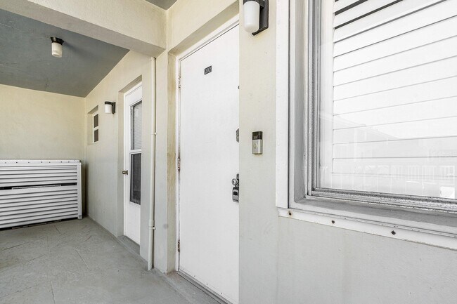 Building Photo - 629 SE 19th Ave