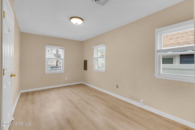 Building Photo - 1800-1802 Pine Terrace