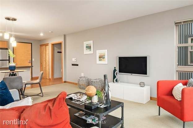 Building Photo - 827 Hiawatha Pl S