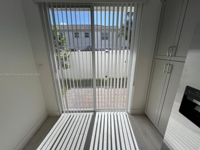 Building Photo - 109 SW 170th Ave