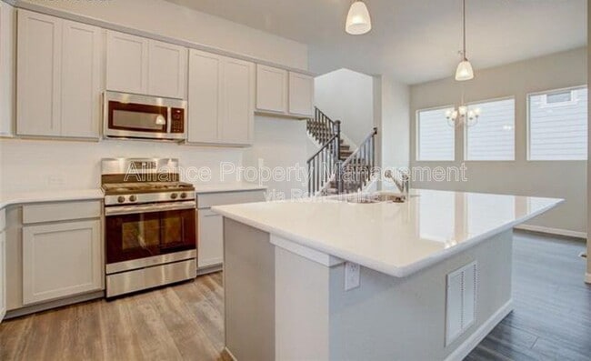 Building Photo - 1168 Solitaire St