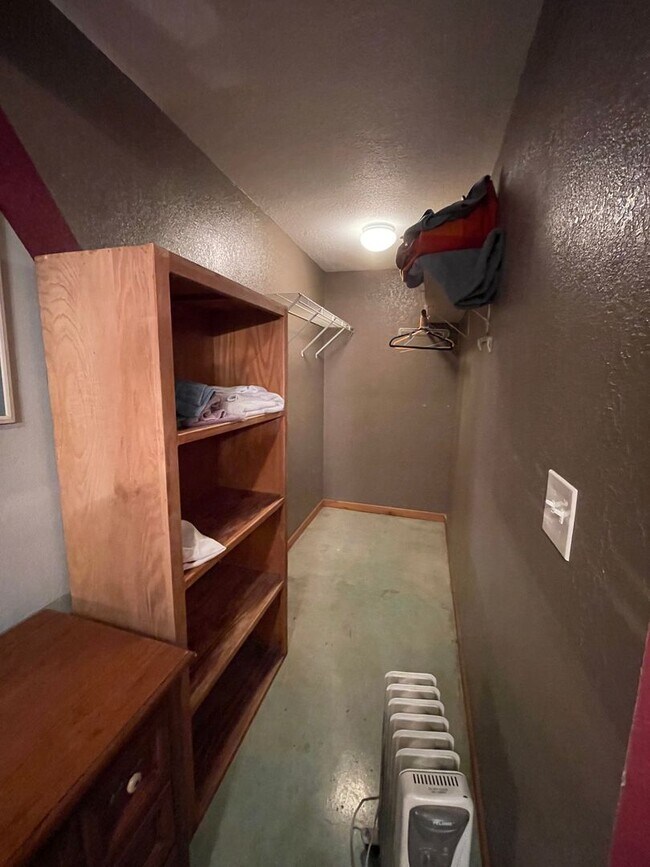 Building Photo - NEW ON MARKET // ALL BILLS PAID !