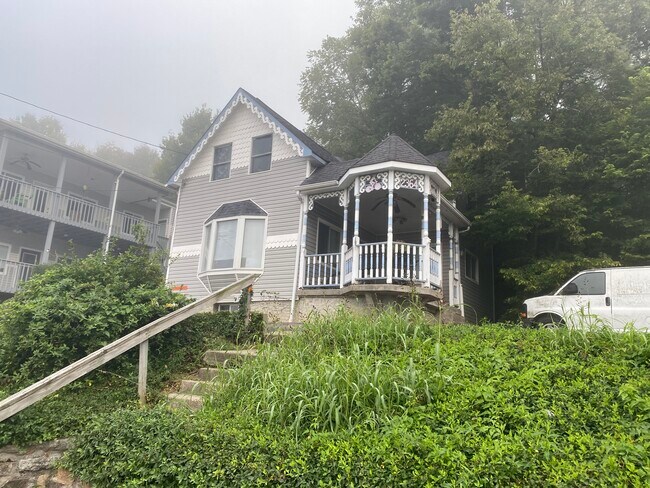 Primary Photo - 2364 Gladstone Ave