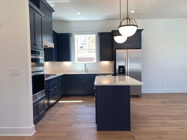 Building Photo - 4 Bed 3 Bath - 4 Min from Downtown - LAWN CARE INCLUDED