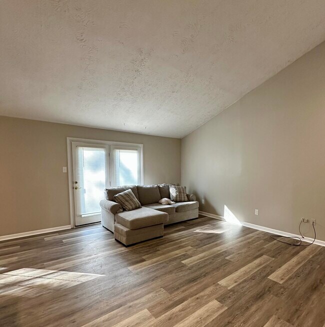 Building Photo - 3353 Kenesaw Dr