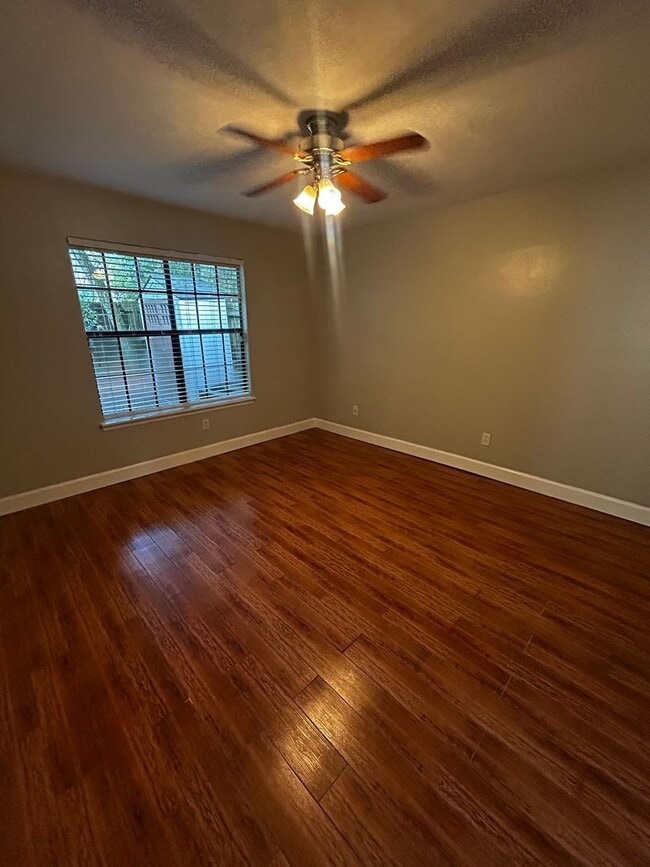 Building Photo - Gorgeous Freshly Remodeled 2 Bedroom 2 Bat...