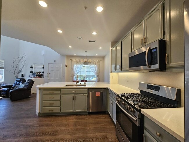 Building Photo - Modern 3BD/3BA Townhouse in Prime Union Ci...