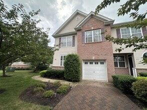 Building Photo - 3 bedrooms, 2.5 bathrooms