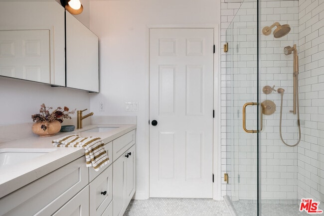 Building Photo - 1916 W 94th St