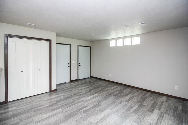 Building Photo - Newer 3 bed 2 bath in Tea  Special rate $1775 with a 13 month lease