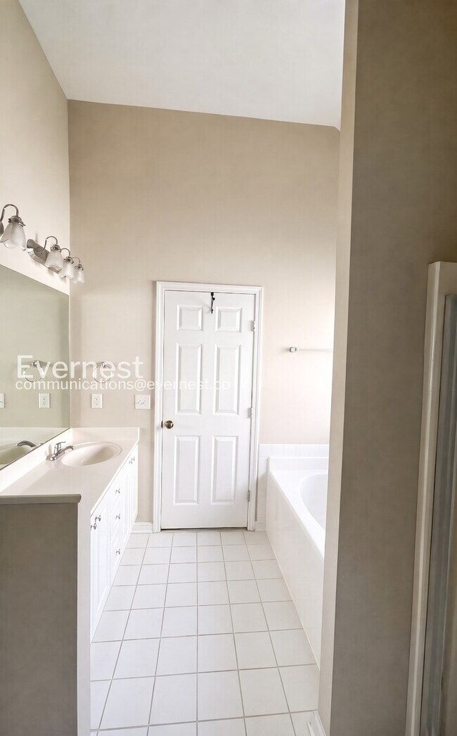Building Photo - 3 Bed/2 Bath Home with Garage / Available Now!