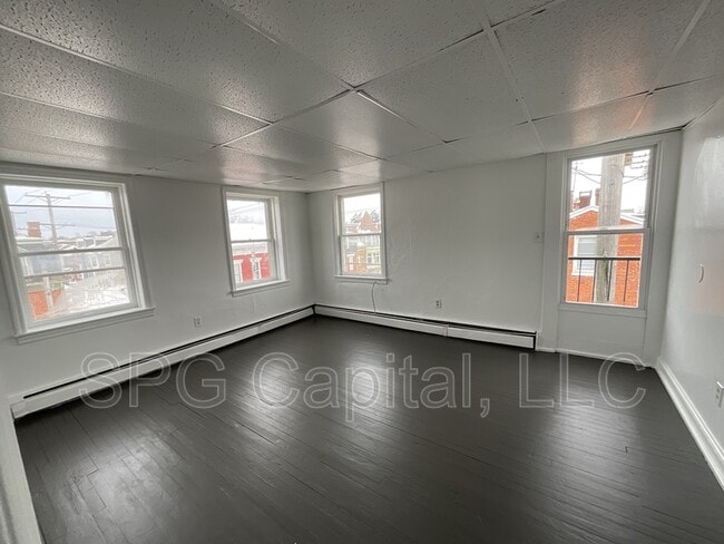 Building Photo - 500 W Market St