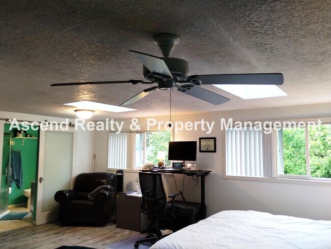 Building Photo - Ideal Hillsboro Location 2 Level Home with...