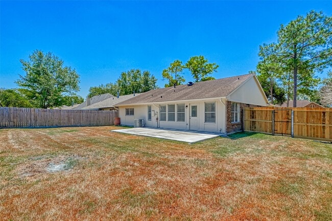 Building Photo - 16015 Surrey Woods Dr