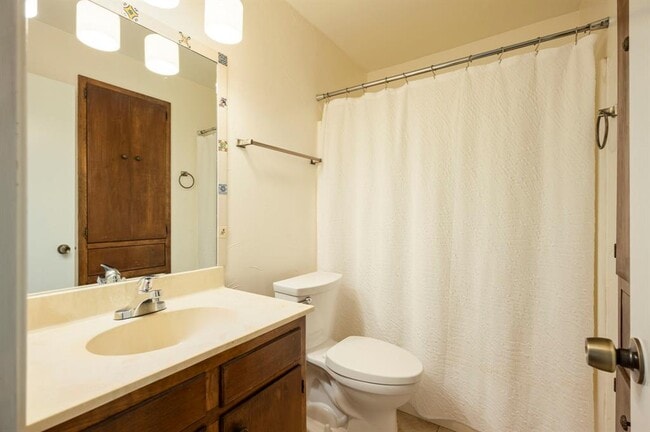 Building Photo - 9404 Shady Oaks Dr