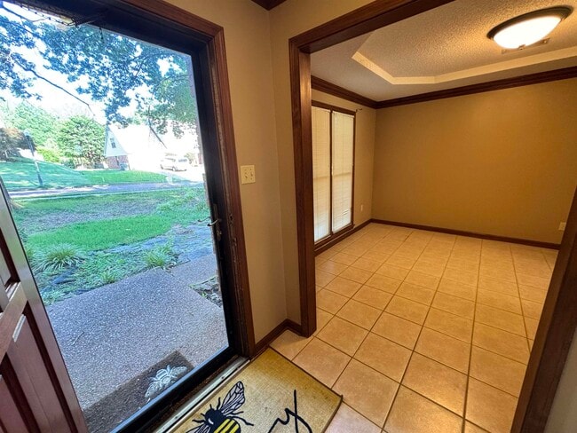 Building Photo - 2025 Mt Badon Ln