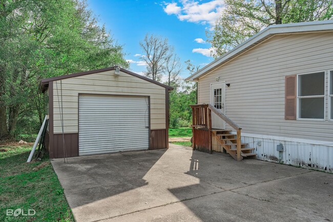 Building Photo - Log Cabin Style Double Wide in Waskom