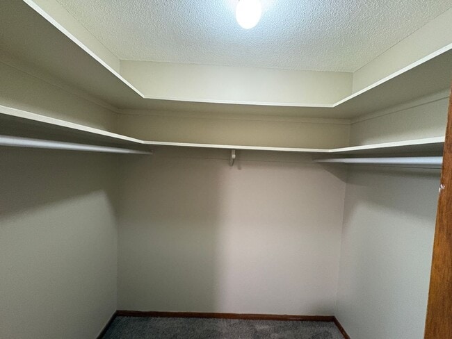 Building Photo - Available May 6th! Remodeled 1 bedroom unit
