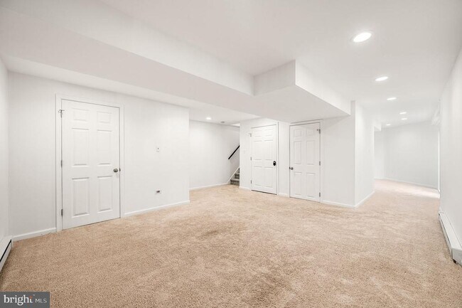 Building Photo - 302 Pinebrooke Cir