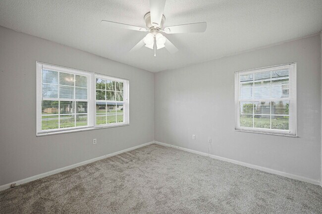 Building Photo - Spacious 3-Bedroom Rental on .39 Acres in Desirable SE Ocala!